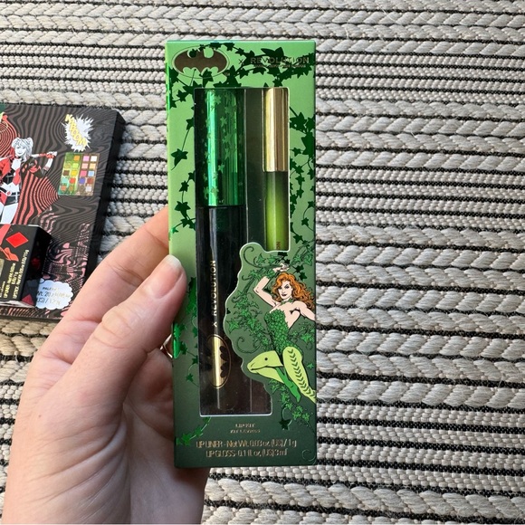 Makeup Revolution DC Poison Ivy & Harley Quinn Eyeshadow Pallette & Lip Kits - Picture 9 of 16